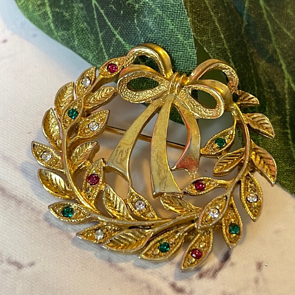 40’s/50’s EISENBERG ICE CHRISTMAS WREATH GOLD TONED BROOCH